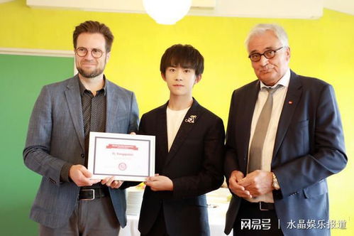 易烊千璽 從全能偶像到青年總裁，以文化之光點亮藝術(shù)交流新篇章